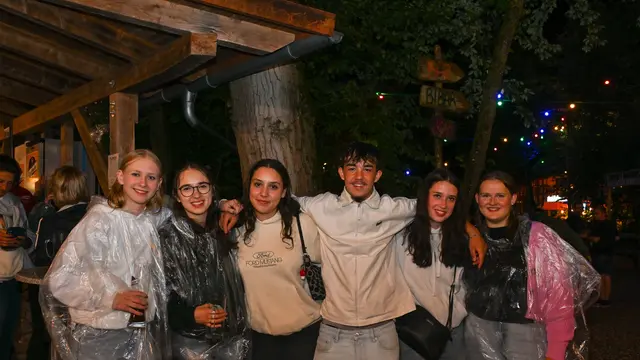 Leonie, Lena, Ianis, Laura, Nora und Sandra waen in Partylaune | Foto: Dema/Fischer