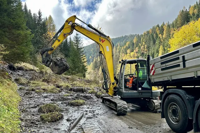 Massen an Gestein und Erdreich blockieren die Fahrbahn bei Kössen. | Foto: Symbolbild: Land Salzburg/Gerald Valentin