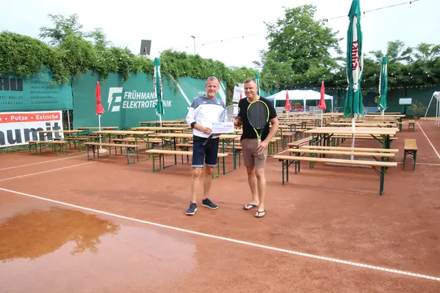 Vizebürgermeister Rene Pint mit Obmann Andreas Pleva bei der Scheckübergabe 