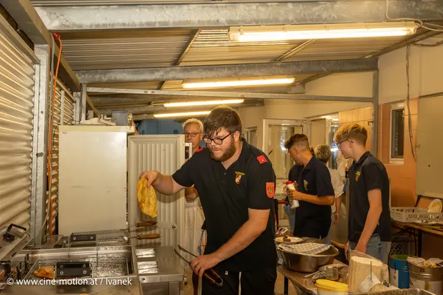 Küchenteam - auch Langos war begehrt. | Foto: www.cine-motion.at / Ivanek