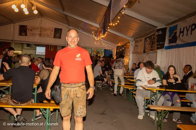 Tracht der Einsatzkräfte der FF beim Feuerwehrheurigen - dargestellt von Jürgen Arbinger. | Foto: www.cine-motion.at / Ivanek