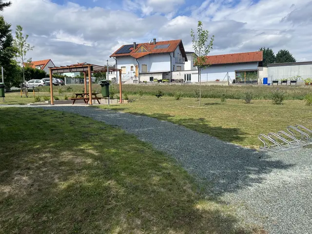 Mit Pergola, Sonnenschutz und Bepflanzung wurde ein gemütlicher Ort zum Verweilen geschaffen. | Foto: Susanne Pogats