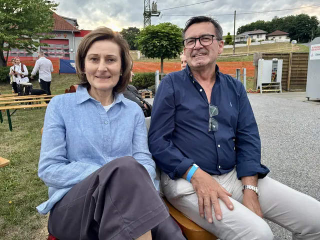 Kommt jedes Jahr zum Open-Air-Festival nach Henndorf: Krebshilfe-Geschäftsführerin Andrea Konrath mit ihrem Gatten.  | Foto: Elisabeth Kloiber