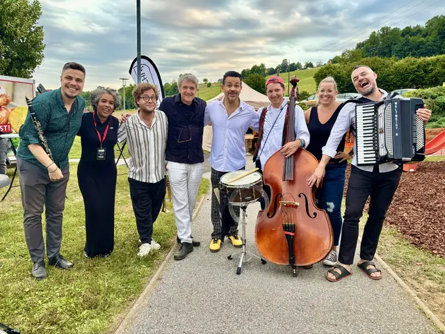 Versprühten ausgelassene Stimmung: Die Musikanten der "Jazzbanditen" mit Hennschui-Obfrau Julia Bücsek und Christof Spörk. | Foto: Elisabeth Kloiber