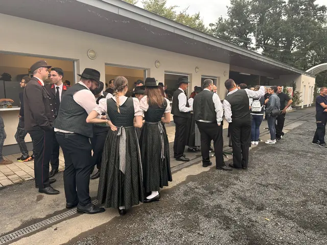 Der Musikverein Edelserpentin Bernstein bei einem Erfrischungsgetränk nach dem Auftritt  | Foto: Lisa Stöckl