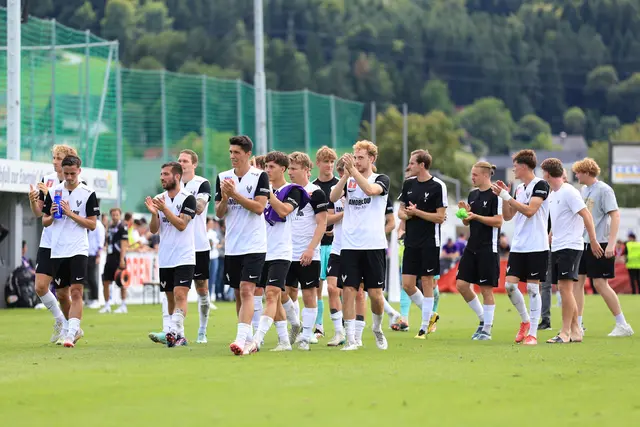 Die Cup-Sensation ist perfekt. Die Voitsberger Kicker bedankten sich bei den Fans für die Unterstützung. | Foto: GEPA-Pictures