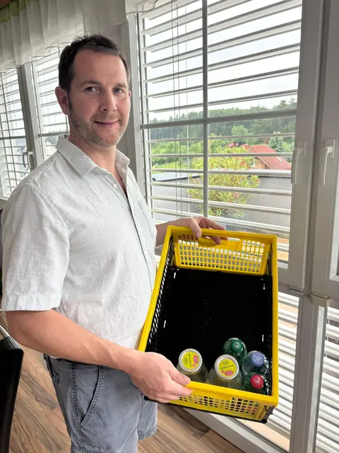 Roland Scheibenreif aus Mahrersdorf sammelt in einer Kiste. | Foto: Privat