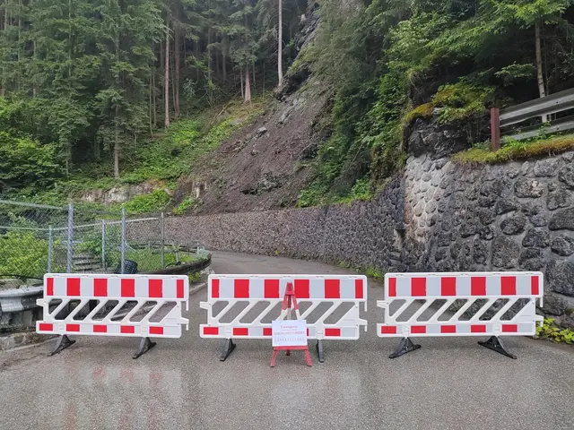 Die Sperre der B 176 Kössener Straße bleibt voraussichtlich noch bis Montagvormittag aufrecht.  | Foto: Symbolbild/ZOOM-Tirol