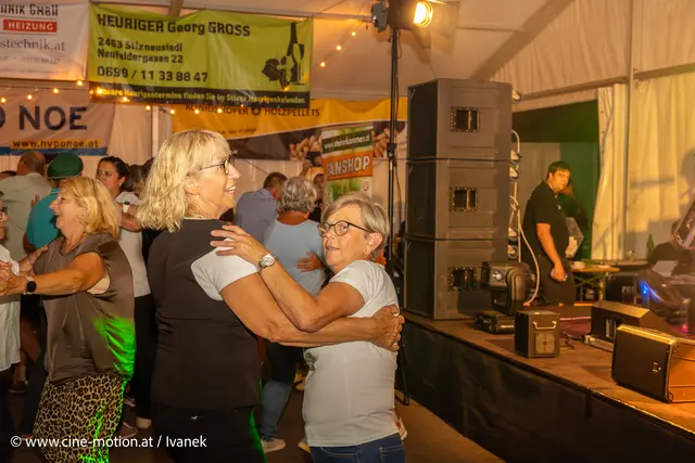 Brigitte Szekely legt auch gerne mal eine flotte Sohle hin (Große blonde Dameim Vordergrund). | Foto: www.cine-motion.at / Ivanek