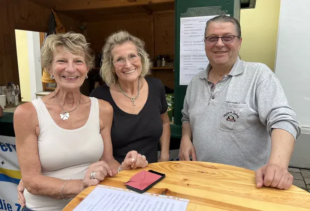 Isabella Sutter betreute gemeinsam mit Alfred Gleitsmann und Dorothea Haudek ihren eigenen Stand am Markt | Foto: Franziska Führer