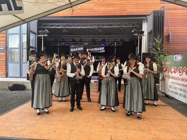 Der Musikverein Edelserpentin Bernstein beim Beginn des Dämmerschoppen am Samstag  | Foto: Lisa Stöckl 