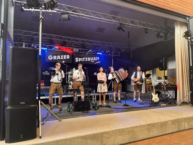 Die Grazer Spitzbuam sorgten beim Dämmerschoppen am Samstag für Stimmung im Festzelt  | Foto: Lisa Stöckl 