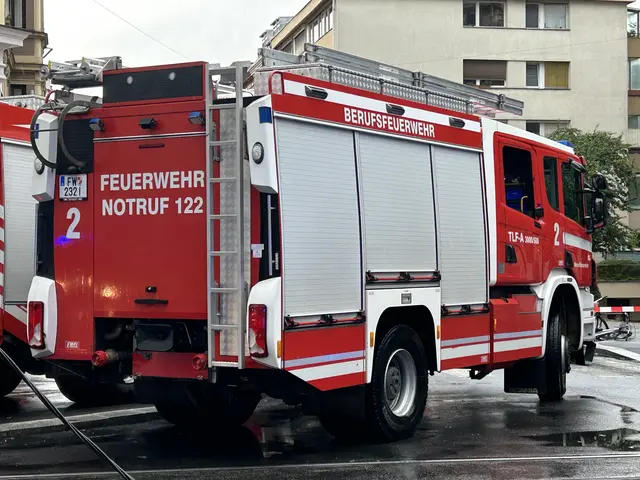 Auf einem Parkplatz in Kirchberg bemerkte ein 28-jähriger Autofahrer plötzlich Rauch aus seinem Fahrzeug – der Pkw begann zu brennen. | Foto: skn (Symbolbild)