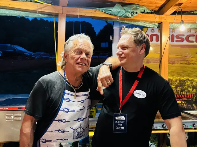 Ernesto (Pub Joy, links) und Christian Bücsek sorgten für Köstliches vom Grill (mit und ohne Fleisch).  | Foto: Dagmar Tutschek