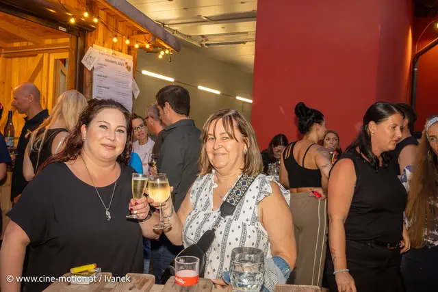 Laura und Claudia vor der Weinbar. | Foto: www.cine-motion.at / Ivanek