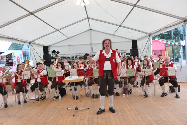 Die Musikkapelle der Roto Frank und der Marktgemeinde Kalsdorf spielte unter der Leitung von Shorty Kemmer einen Frühschoppen. Als Gesangsduo brillierten Musikschuldirektor Manfred Uggowitzer und Iris Passegger.  | Foto: Edith Ertl