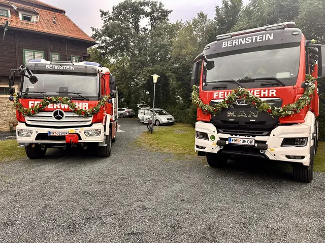 Das neue Rüstlöschfahrzeug und das Wechselladerfahrzeug.  | Foto: Lisa Stöckl 