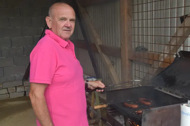 Grillmeister Werner Hiertz bei der Arbeit | Foto: Michael Strini