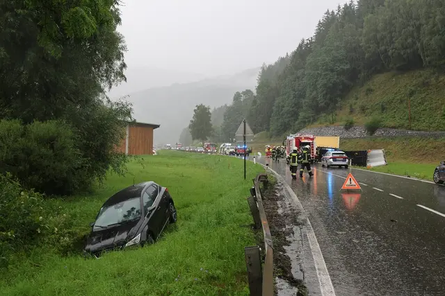 Eine Autolenkerin konnte gerade noch ausweichen, landete aber ebenfalls im Graben. | Foto: BFV Judenburg