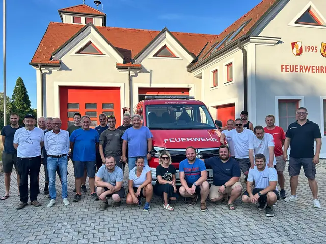 Das neue Mannschaftstransportfahrzeug der Freiwilligen Feuerwehr Kaisersdorf bei der offiziellen Übergabe. | Foto: Oliver Pogats