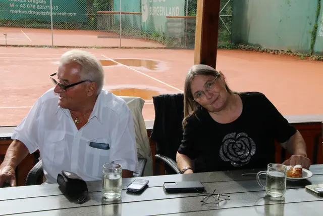 Gründungsmitglied Alex Wukovitsch mit Tochter Karin, die in der Meinung waren, das Fest wird gestattet 