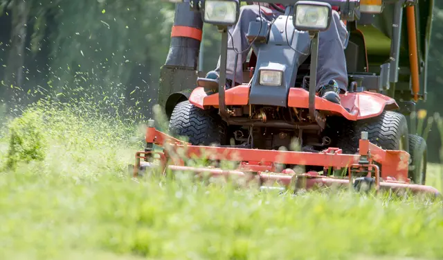 Ein 73-Jähriger verstarb am Samstagabend, nachdem ihn sein Sohn unter einem Rasentraktor gefunden hatte. (Symbolfoto) | Foto: stock.adobe.com/at/danimages