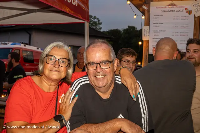 Renate Gailer von der FF Klein Neusiedl mit Bürgermeister Ernst Szekely (vlnr). | Foto: www.cine-motion.at / Ivanek