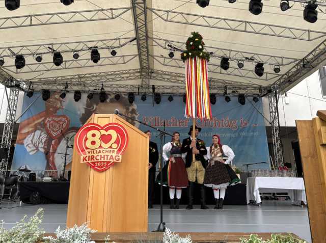 Die Bauerngman mit dem traditionellen Kirchtags-Buschen | Foto: MeinBezirk.at