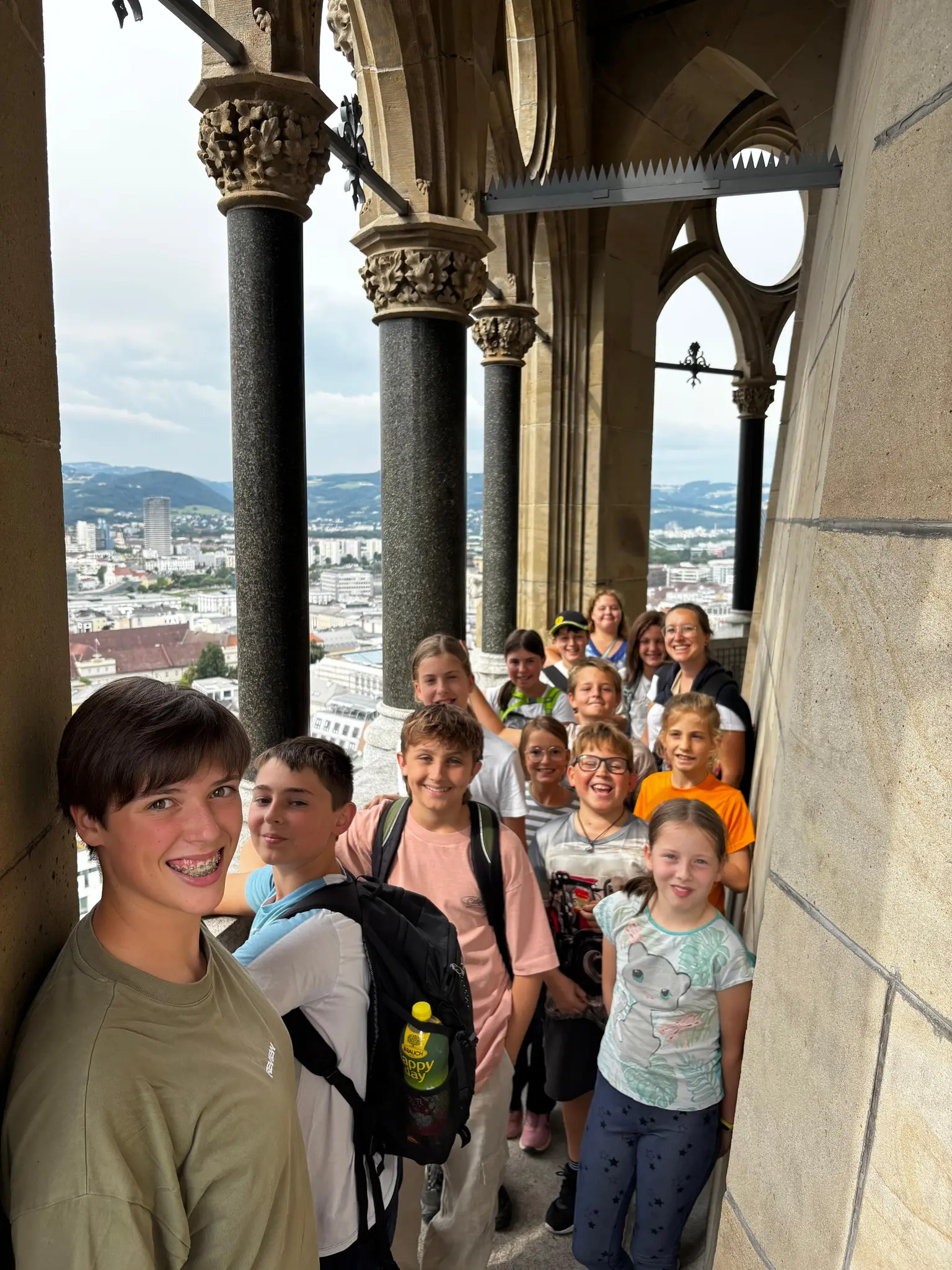 -Hoch-hinaus-Ausflug-der-Minis-in-den-Mariendom-Linz
