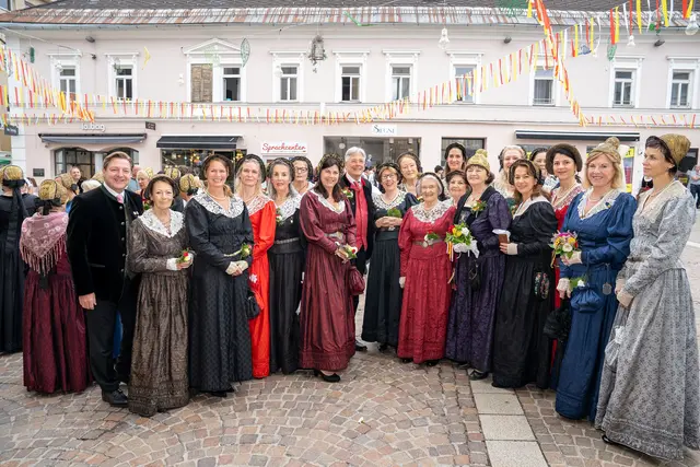 LH Peter Kaiser und Bürgermeister Günther Albel mit den Villacher Bürger- und Goldhaubenfrauen. | Foto: LPD Kärnten/Steinacher