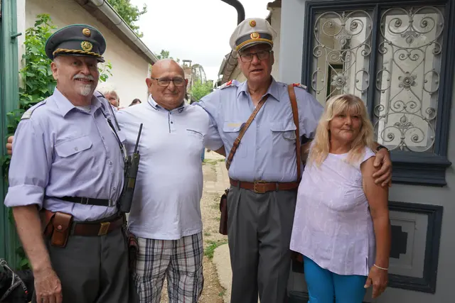 "Zöllner und Gendarm" begrüßen beim Handwerkstag im Dorfmuseum Mönchhof Gäste aus Ungarn | Foto: Andrea Glatzer
