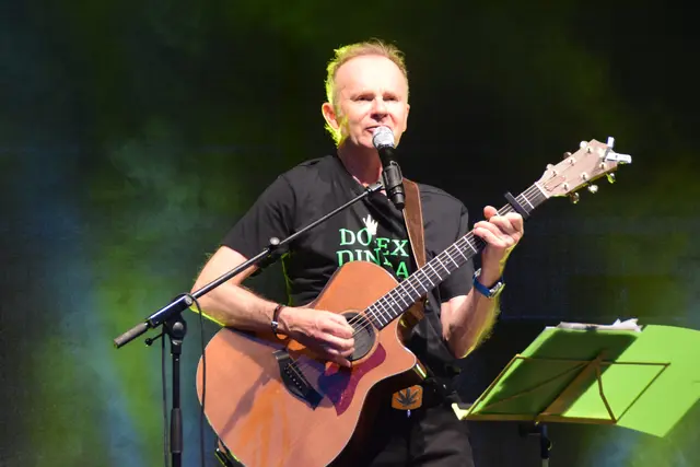 Willy Astor, ein begnadeter Wort-Akrobat und Musiker, füllte den Dorfplatz in Henndorf mit viel Gelächter. | Foto: Elisabeth Kloiber