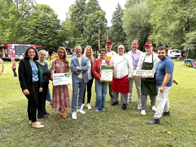 Sabine Wurzer (Unterabteilung Gesundheitsförderung, Land Kärnten), Daniela Gruber-Pruner, Sarah Pucker (Leiterin der Unterabteilung Gesundheitsförderung), Peter Edelmayer, Sandra Wilding, Landesrätin Beate Prettner, Martin Regittnig, Simon Larese, Dilovan Shekho (Bundesvorsitzender der Roten Falken Österreich) und Mitarbeiter des Dussmann-Küchenteams bei der Verleihung des Siegels. 
 | Foto: Büro LRin Prettner