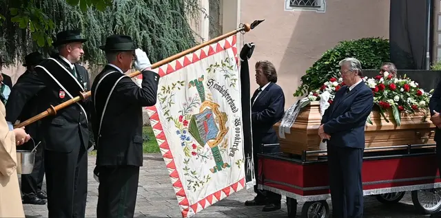 Vor dem Kriegerdenkmal