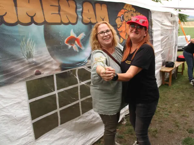 Das Tanzbein wurde geschwungen und damit war die Begeisterung am Sommernachtfest zu spüren. | Foto: Peter Seper