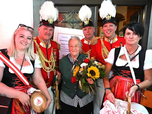 Marketenderin Sarah-Marie Liendl, Obmann Marco Liendl, Wirtin Gottfrieda Huber. Walter Riepl, Alfred Thaler und Marketenderin Birgit Trampitsch | Foto: Josef Bodner