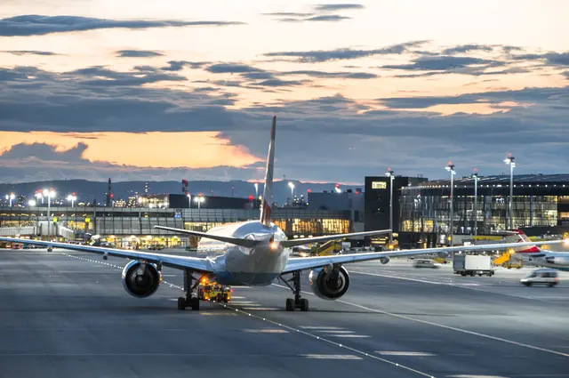 Alleine am ersten Ferienwochenende starteten bzw. landeten 330.000 Passagiere am Flughafen Wien. Hatte die Gewerkschaft Vida noch vor einem "Kollaps" wegen fehlender Lotsen gewarnt, spricht man bei Austro Control von "Top-Pünktlichkeitswerten". | Foto: Flughafen Wien AG