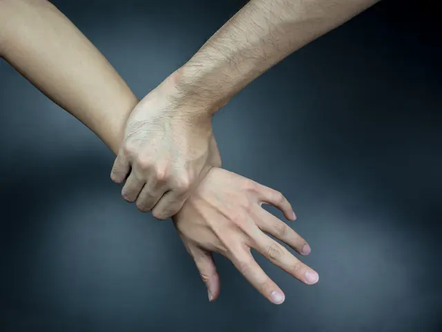 Währenddessen kam ein Unbekannter auf sie zu und packte sie am Handgelenk. (Symbolfoto) | Foto: stock.adobe.com/at/kaipong