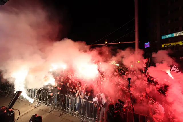 Zahlreiche pyrotechnische Gegenstände wurden im Rahmen der Meisterfeier gezündet, im Nahbereich kam es auch zu tätlichen Angriffen gegen das Sicherheitspersonal sowie die Polizei. | Foto: GEPA