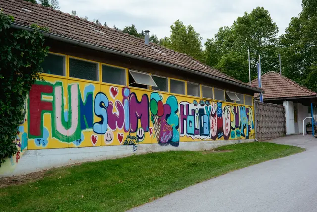 Ein Hingucker: die bunte Fassade des Freibades Aspang. | Foto: Santrucek