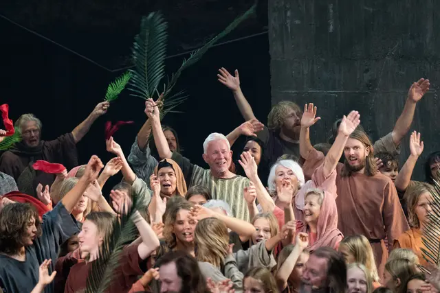 Einzug nach Jerusalem: Mitten im Geschehen – Franz Lackner mischt sich unter die Passionsspielerinnen und -spieler.
 | Foto: Thomas Zangerl