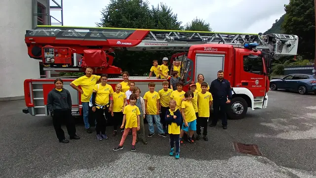 Ein besonderer Programmpunkt für die Kinder war der spannende Besuch bei der Freiwilligen Feuerwehr Hallein. | Foto: Günter Höllbacher