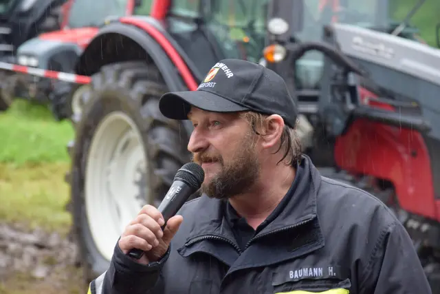 Moderation im Regen mit HBI Helfried Baumann | Foto: Fotos:  Hannes Reichenpfader und Emma Jelenz