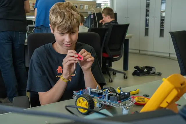 Beim Tech Camp 2025 wurde unter anderem auch ein Robotic Car entwickelt, der einer Linie folgt. | Foto: FH Kärnten/Clemens M. Hensel