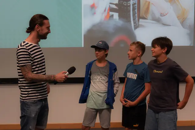 Albert, Florian und Camillo im Gespräch mit MeinBezirk-Redakteur Peter Kleinrath im Audimax der FH Kärnten am Standort Villach. | Foto: FH Kärnten/Clemens M. Hensel