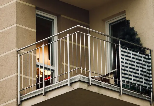 Die Frau ist vom Balkon etwa vier Meter in die Tife gestürzt. | Foto: Unsplash/Joanna Derks (Symbolbild)