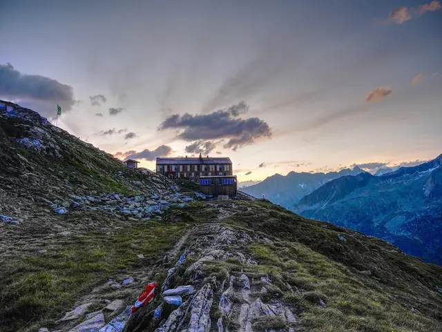 Der Österreichische Alpenverein (ÖAV) schlägt Alarm: Auf Berghütten nimmt die Rücksichtslosigkeit zu – von unnötig großem Gepäck über verschwenderischen Wasserverbrauch bis hin zu mehrfachen Reservierungen. | Foto: Pixabay/Jaki0815 (Symbolbild)