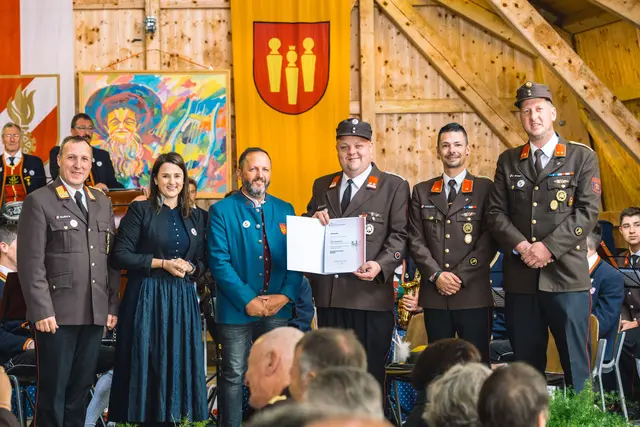OLM Tobias Bacher bekam das Verdienstzeichen in Bronze verliehen | Foto: Pernsteiner