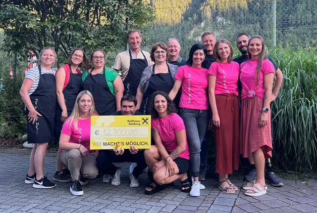 (Von links nach rechts): Bereits zum 5. Mal sammelte das Team rund um Elektronik-Fachhändler Patrick Bacher (Hinten: Brunner Bernhard, Hannes Walcher, Nindl Alexander, Emberger Marco; Mitte: Inge Schranz, Simone Forster, Manuela Dankl, Annemarie Dankl, Petra Lassacher, Madlen Hochstaffl, Lisa Dankl; Vorne: Nadine Lederer, Patrick Bacher, Margit Dankl) Spenden zugunsten der Salzburger Kinderkrebshilfe. | Foto: Patrick Bacher