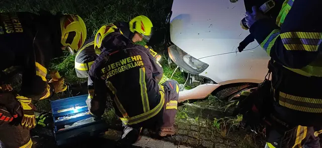 Man kann dabei von großem Glück sprechen, dass das Fahrzeug weder in die Bäume und Sträucher krachte, noch umkippte. Der Lenker blieb unverletzt und kam mit dem Schrecken davon.
 | Foto: Freiwillige Feuerwehr St. Georgen in der Klaus